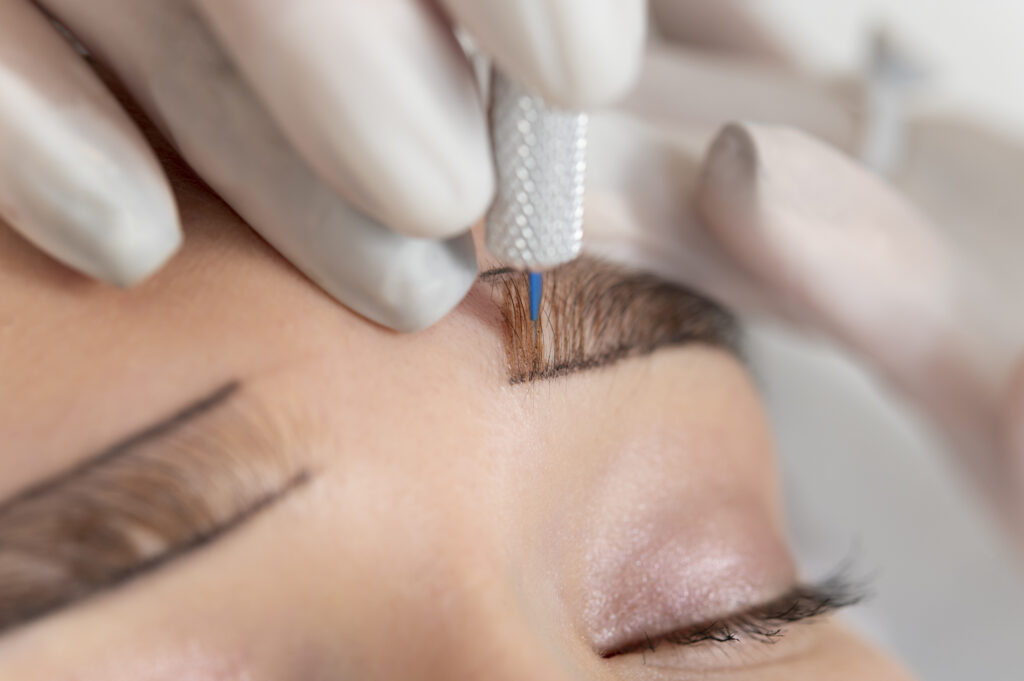 Trabajo de precisión en el diseño de cejas